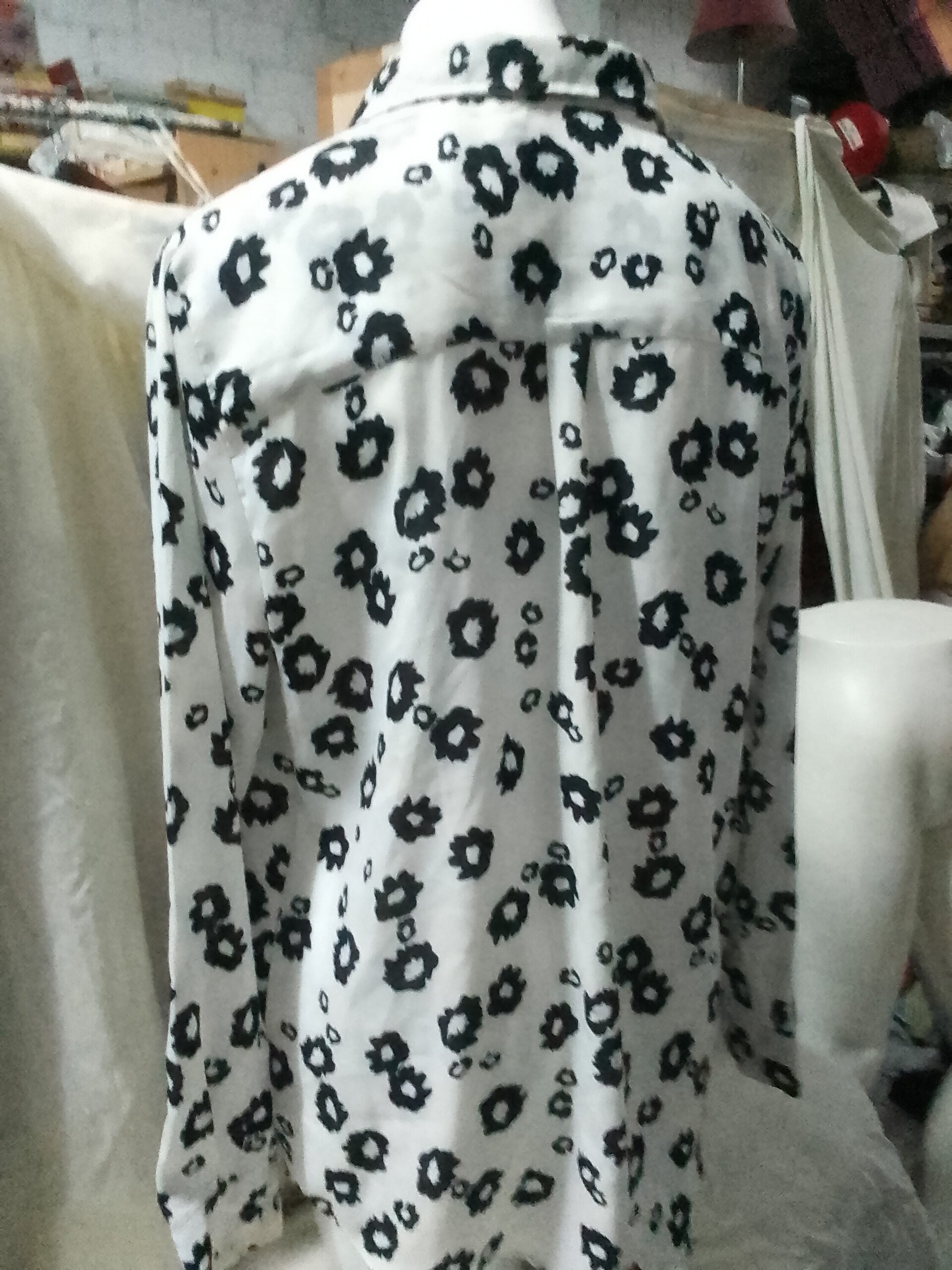 Camisa mujer blanca con adornos negros - 3