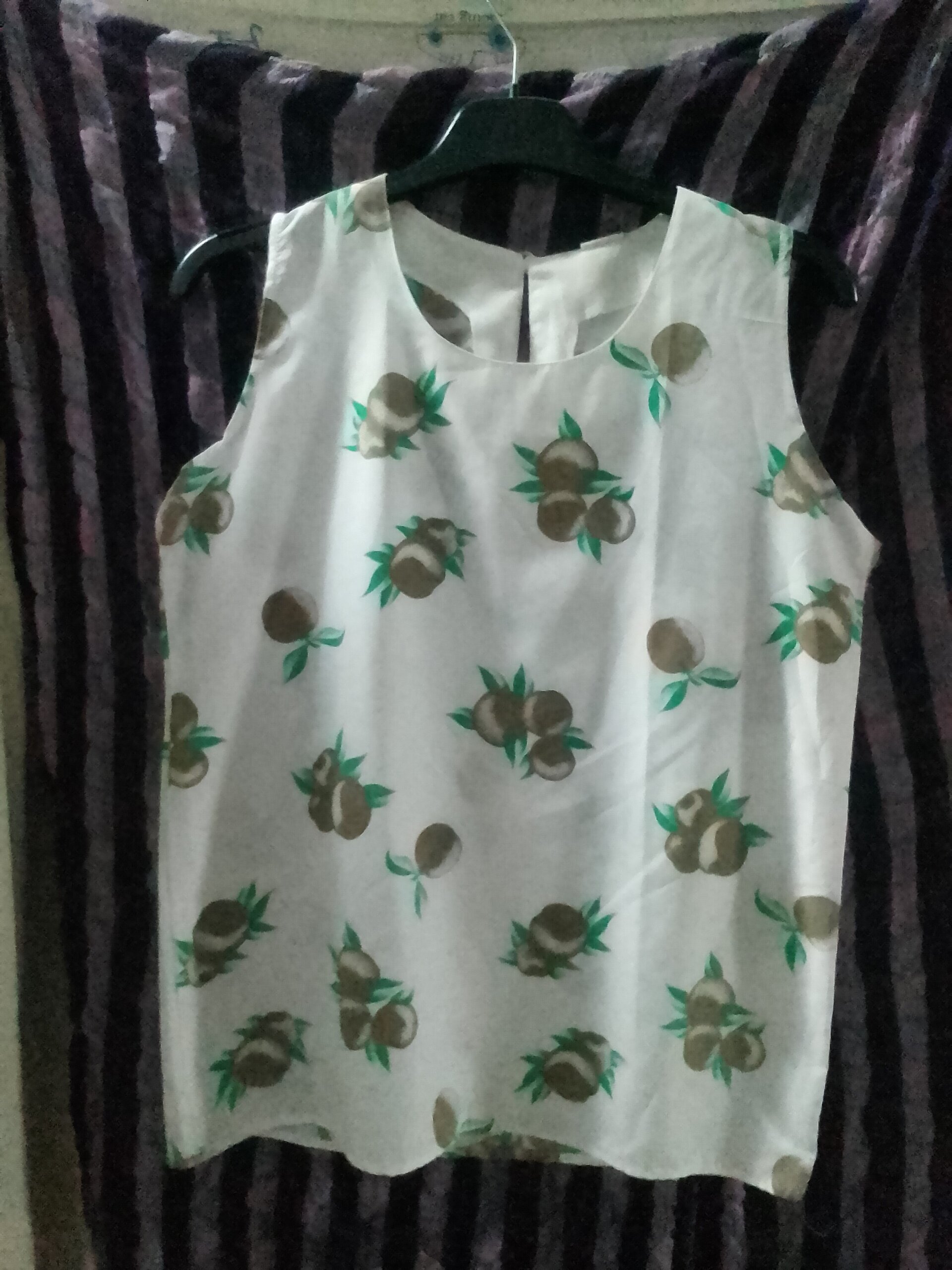 Blusa sin mangas estampada olivas - 1