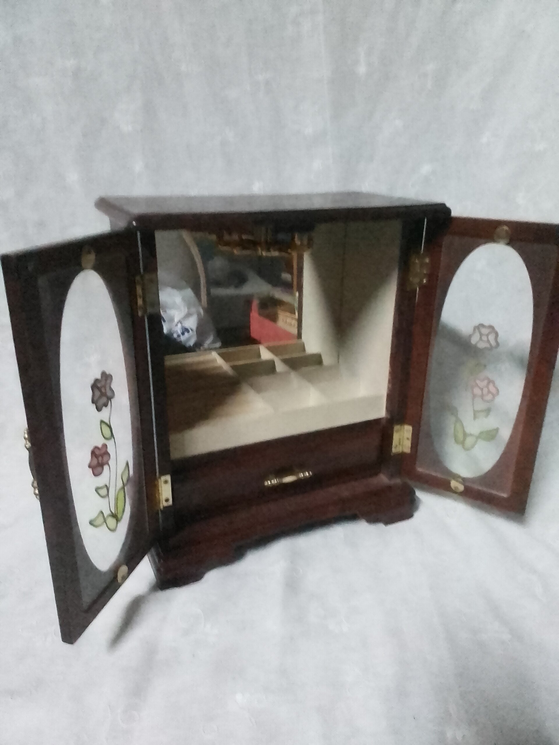 Joyero en madera con forma de armario - 4