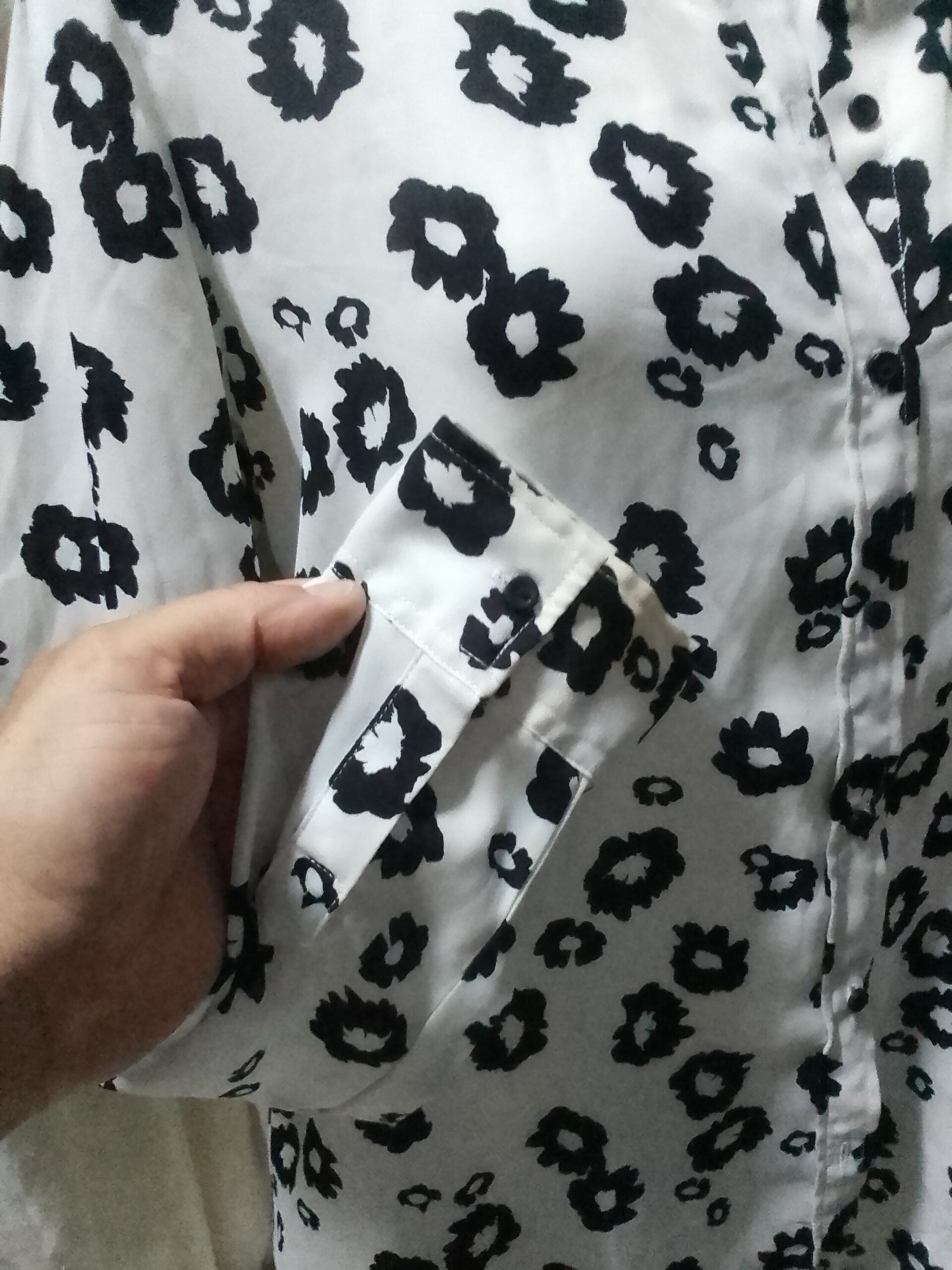 Camisa mujer blanca con adornos negros - 2