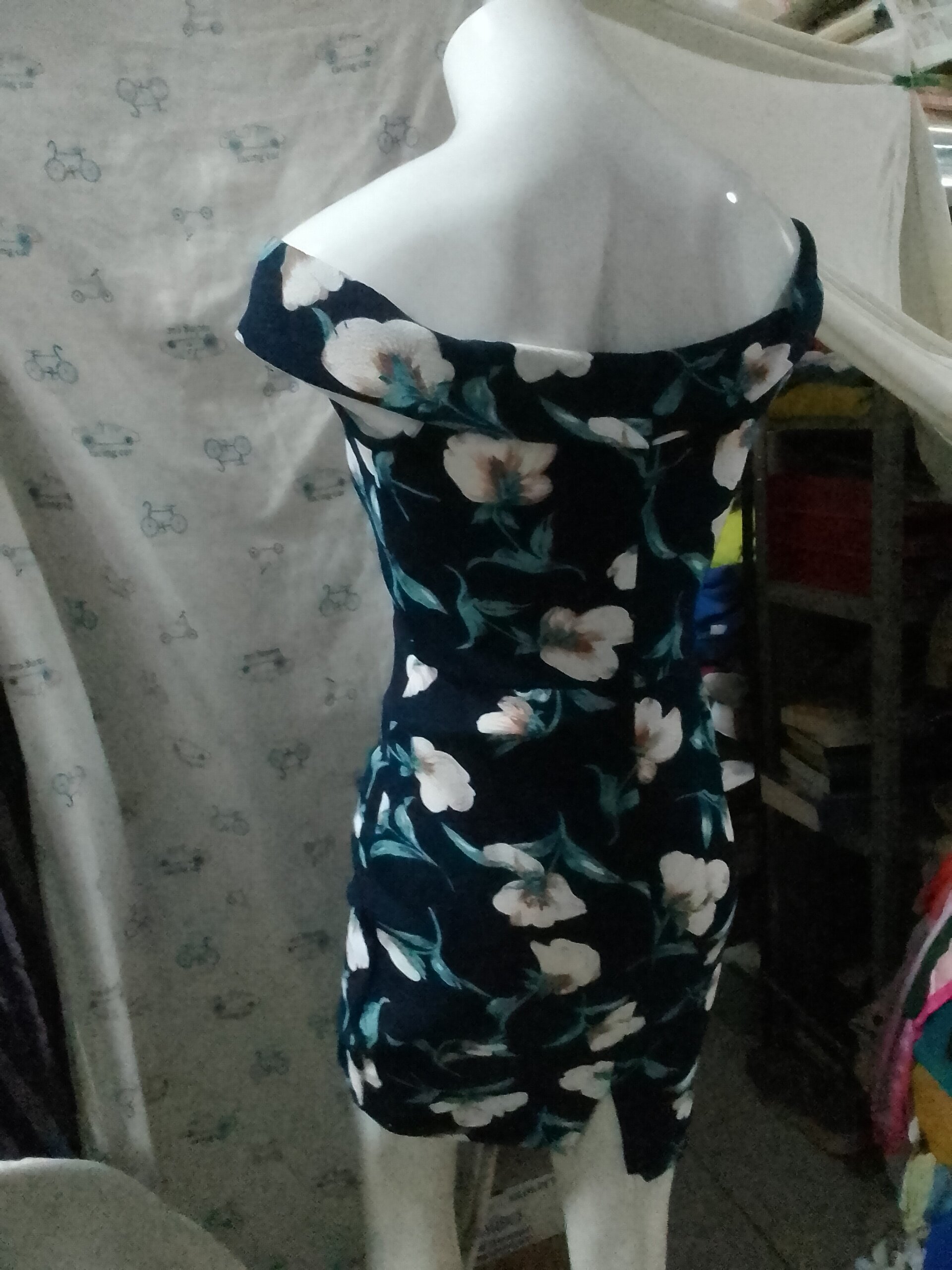 Vestido corto estampado escote ancho - 4