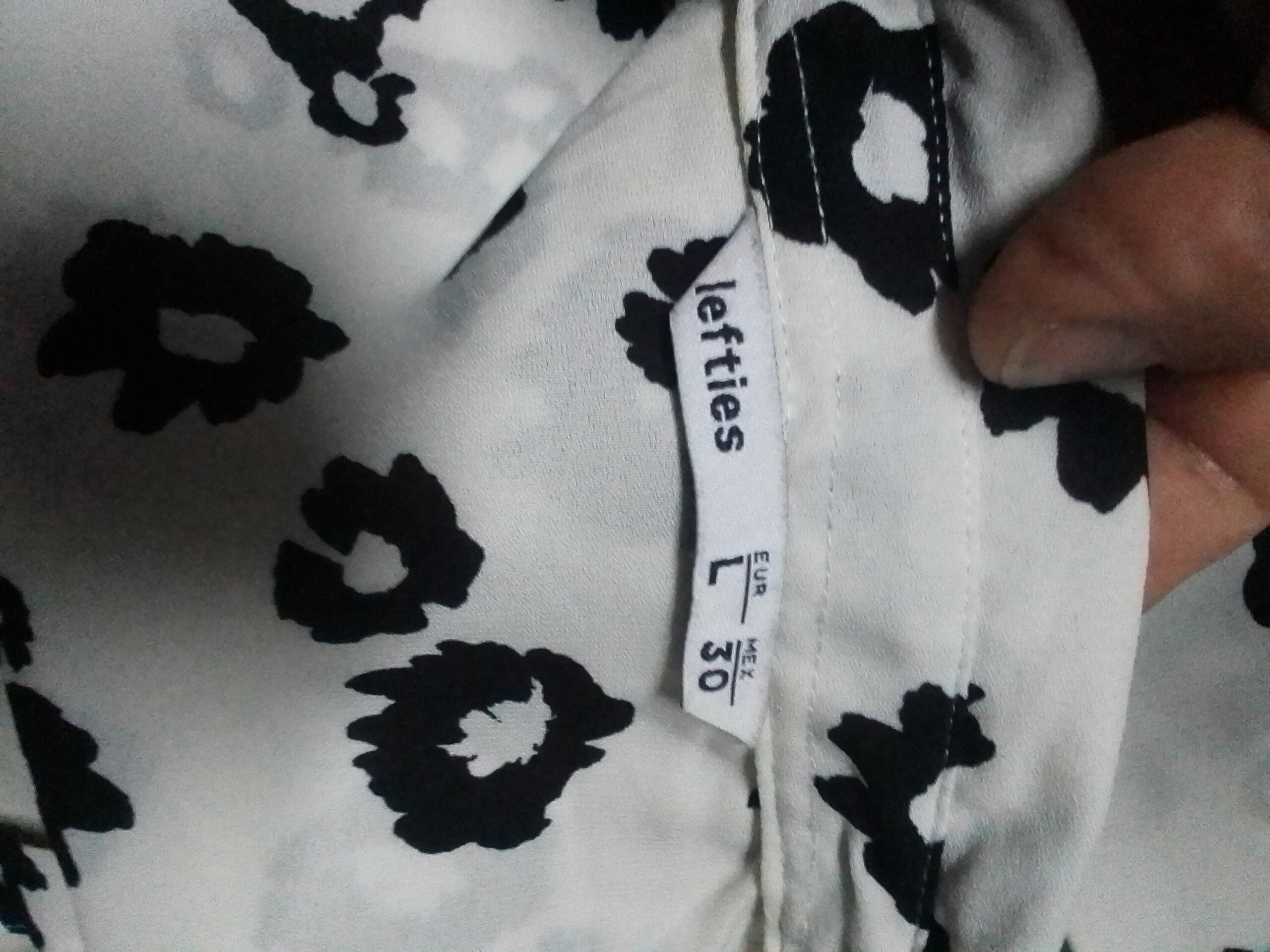 Camisa mujer blanca con adornos negros - 5