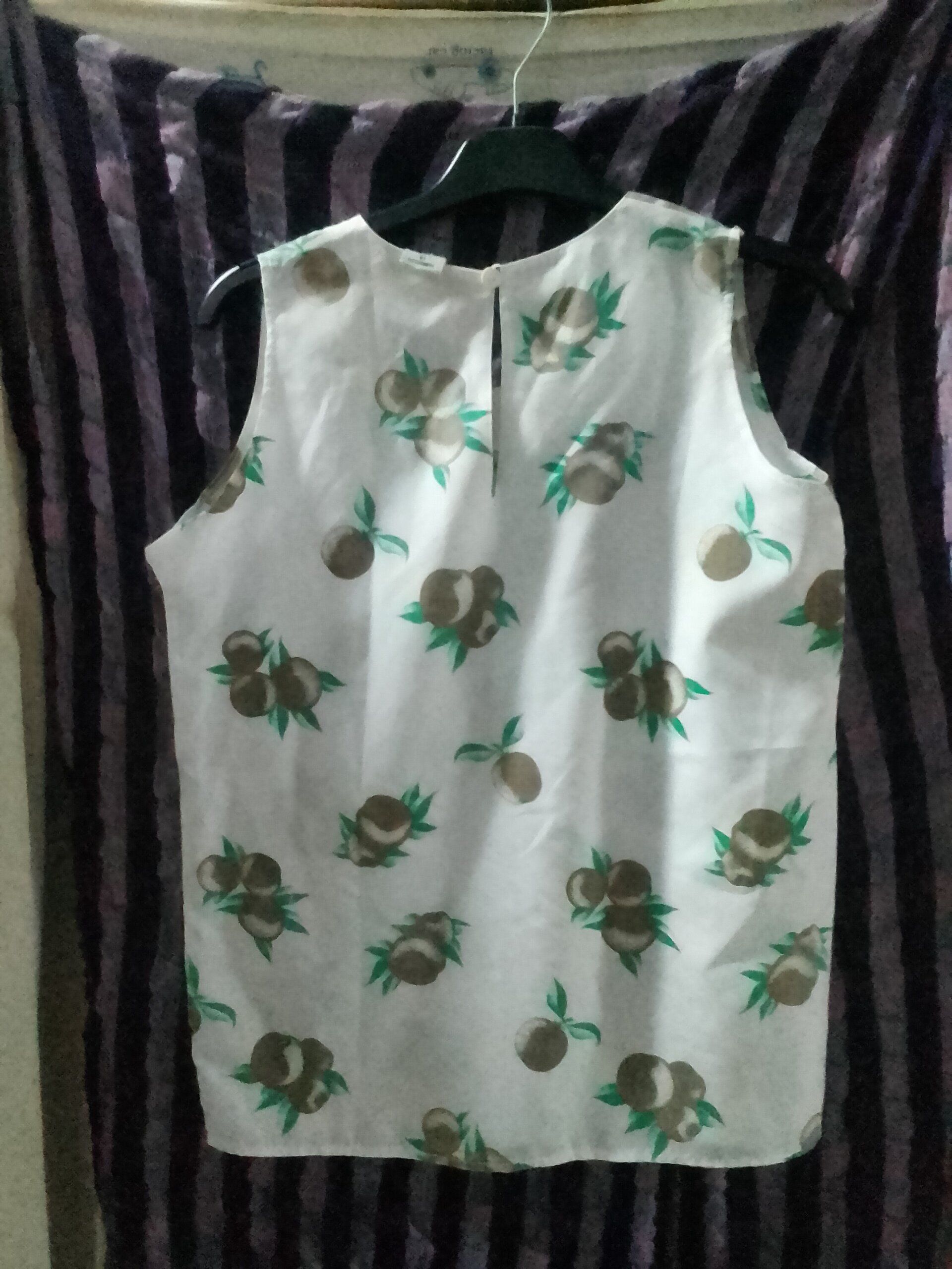 Blusa sin mangas estampada olivas - 3