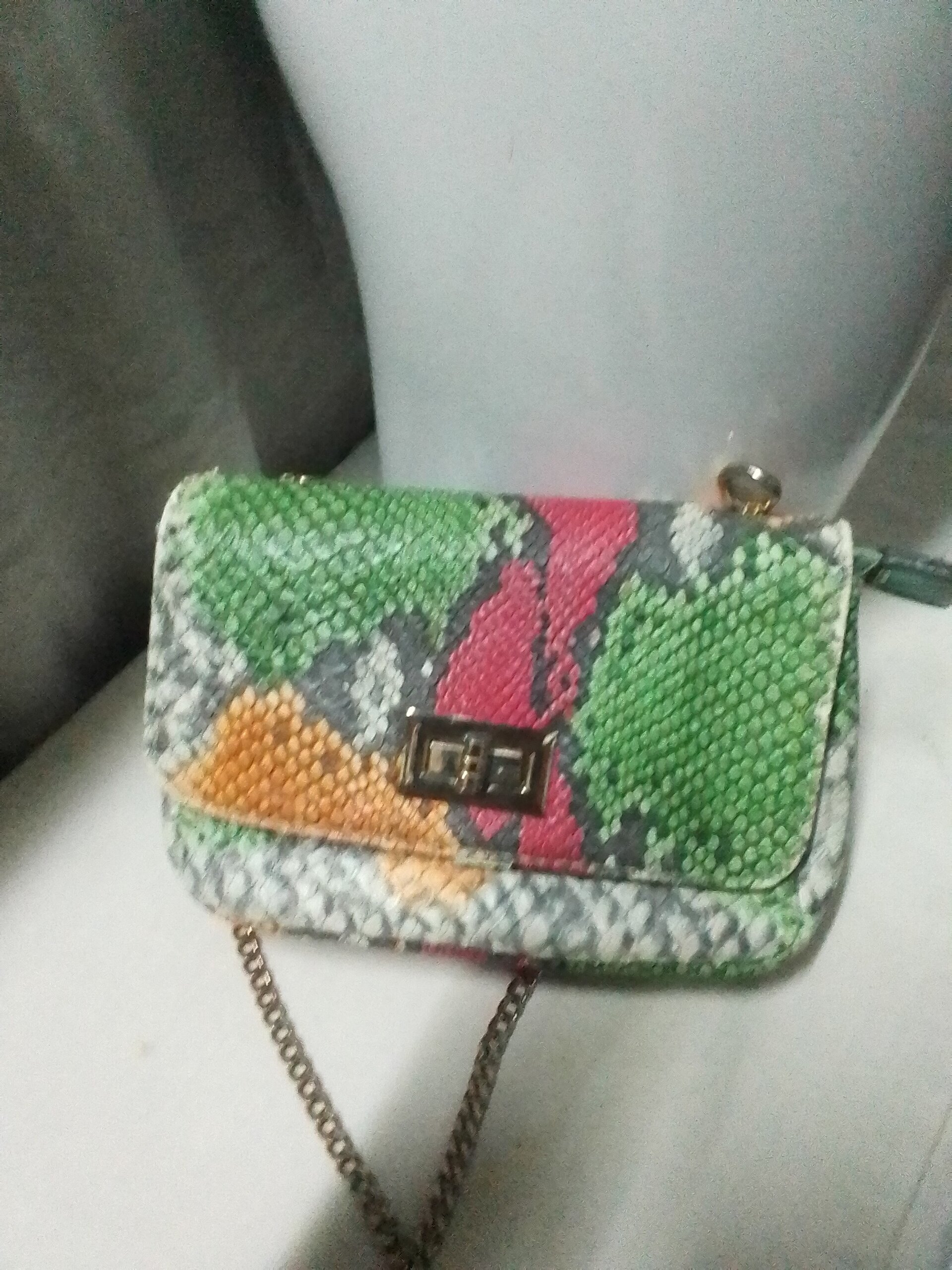 Bolso de hombro cadena dorada - 4