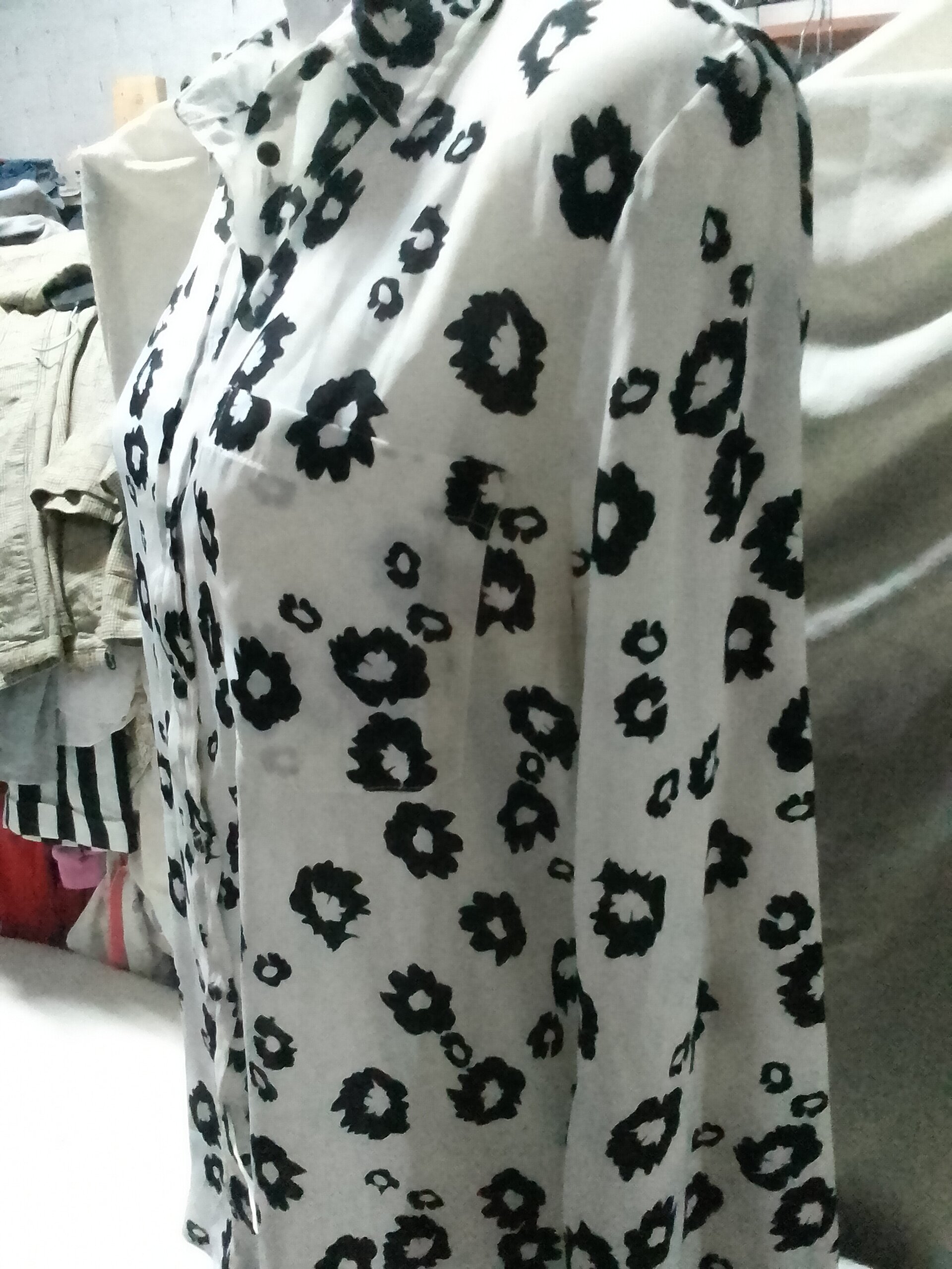 Camisa mujer blanca con adornos negros - 4