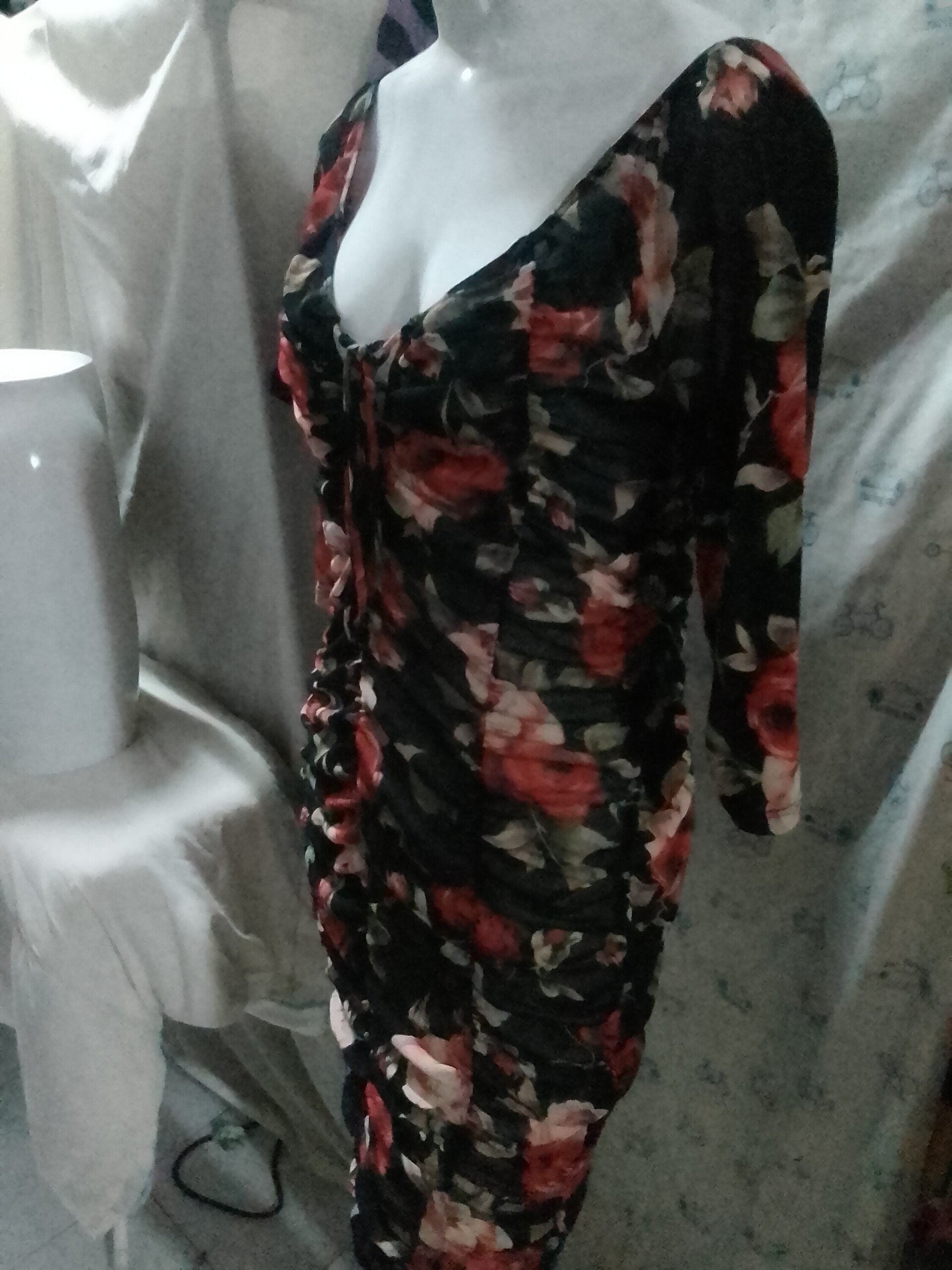 Vestido corto estampado con cordón al pecho - 1