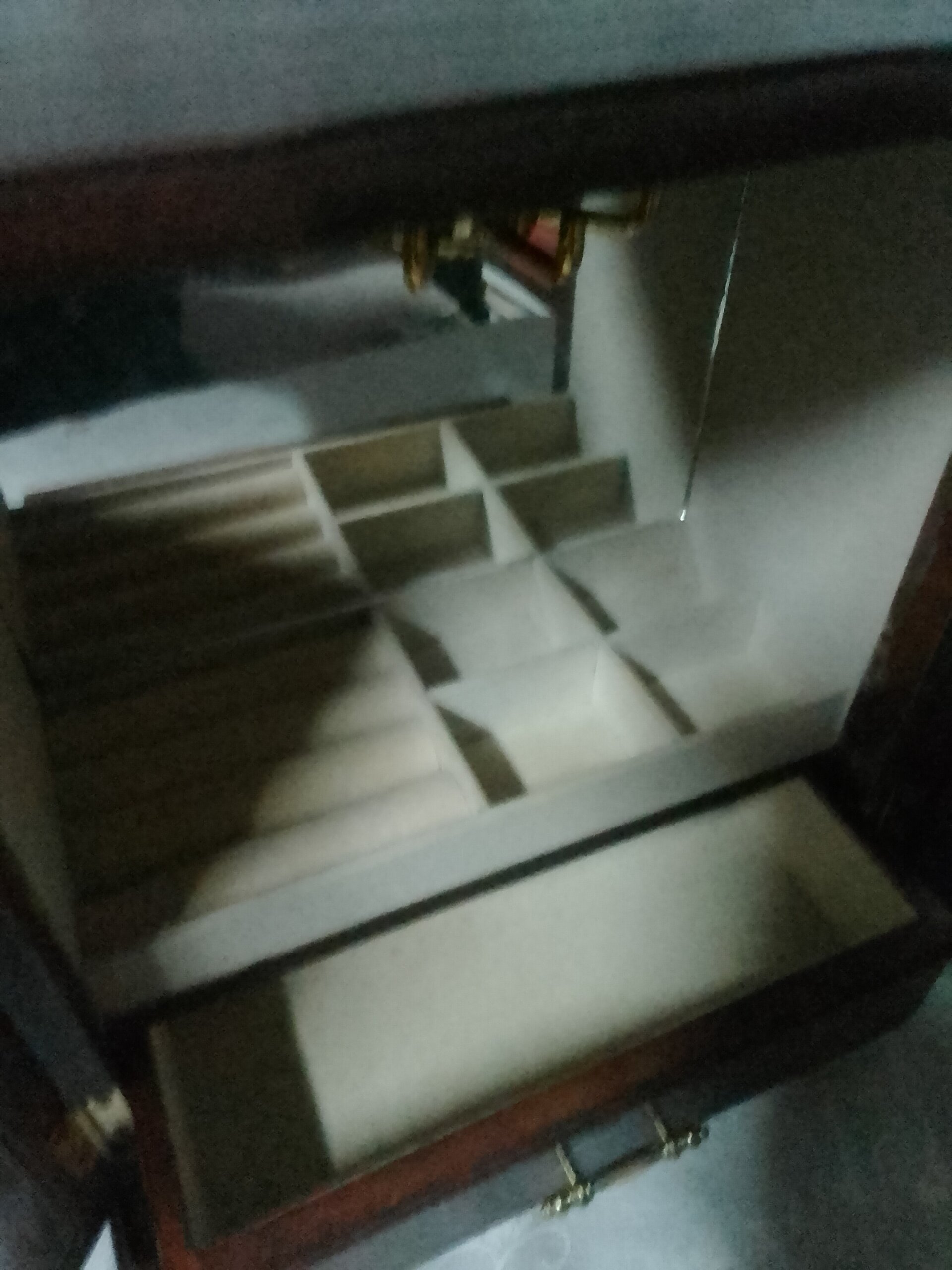 Joyero en madera con forma de armario - 3