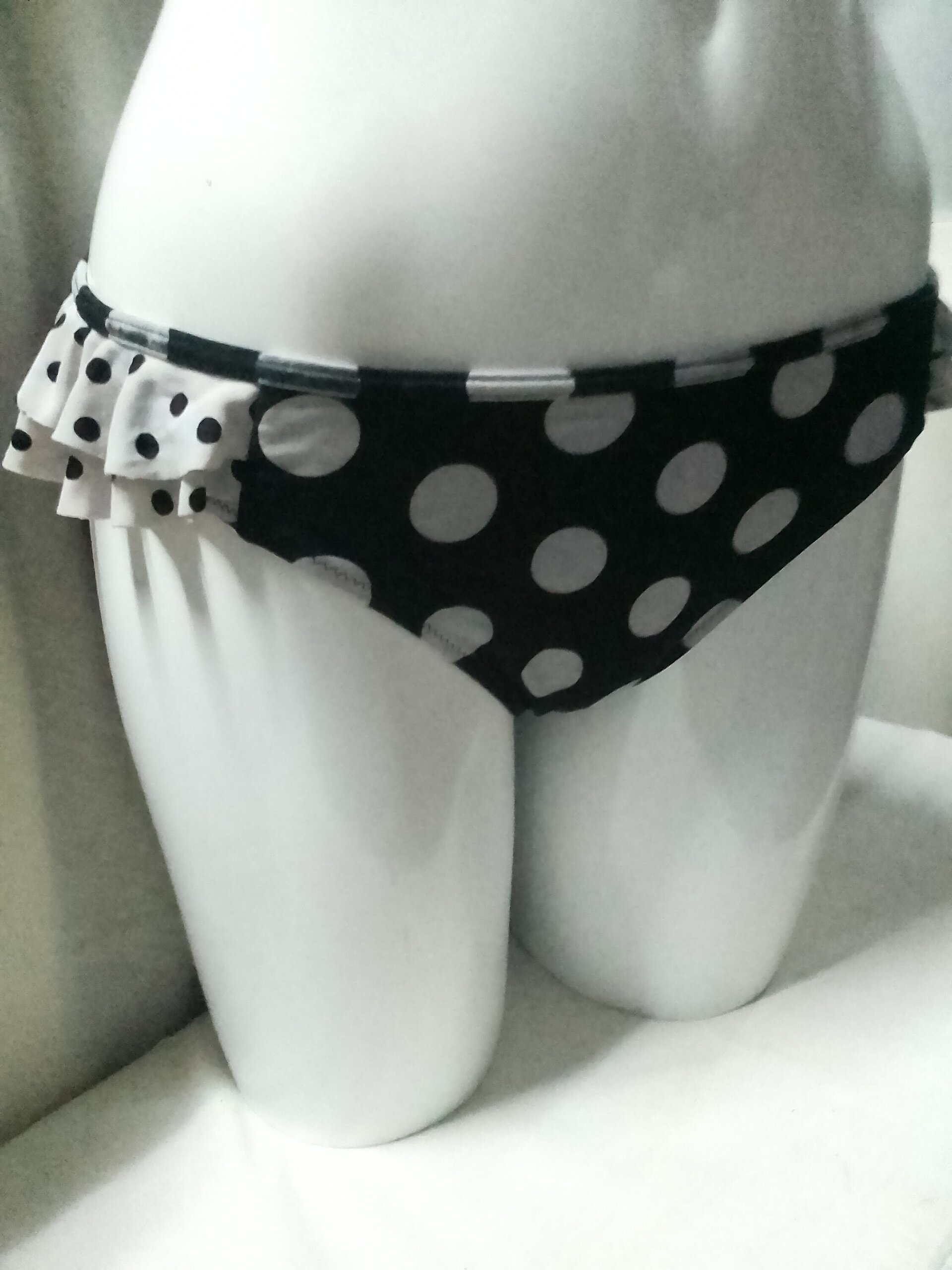 Monokini con lunares y volantes - 1