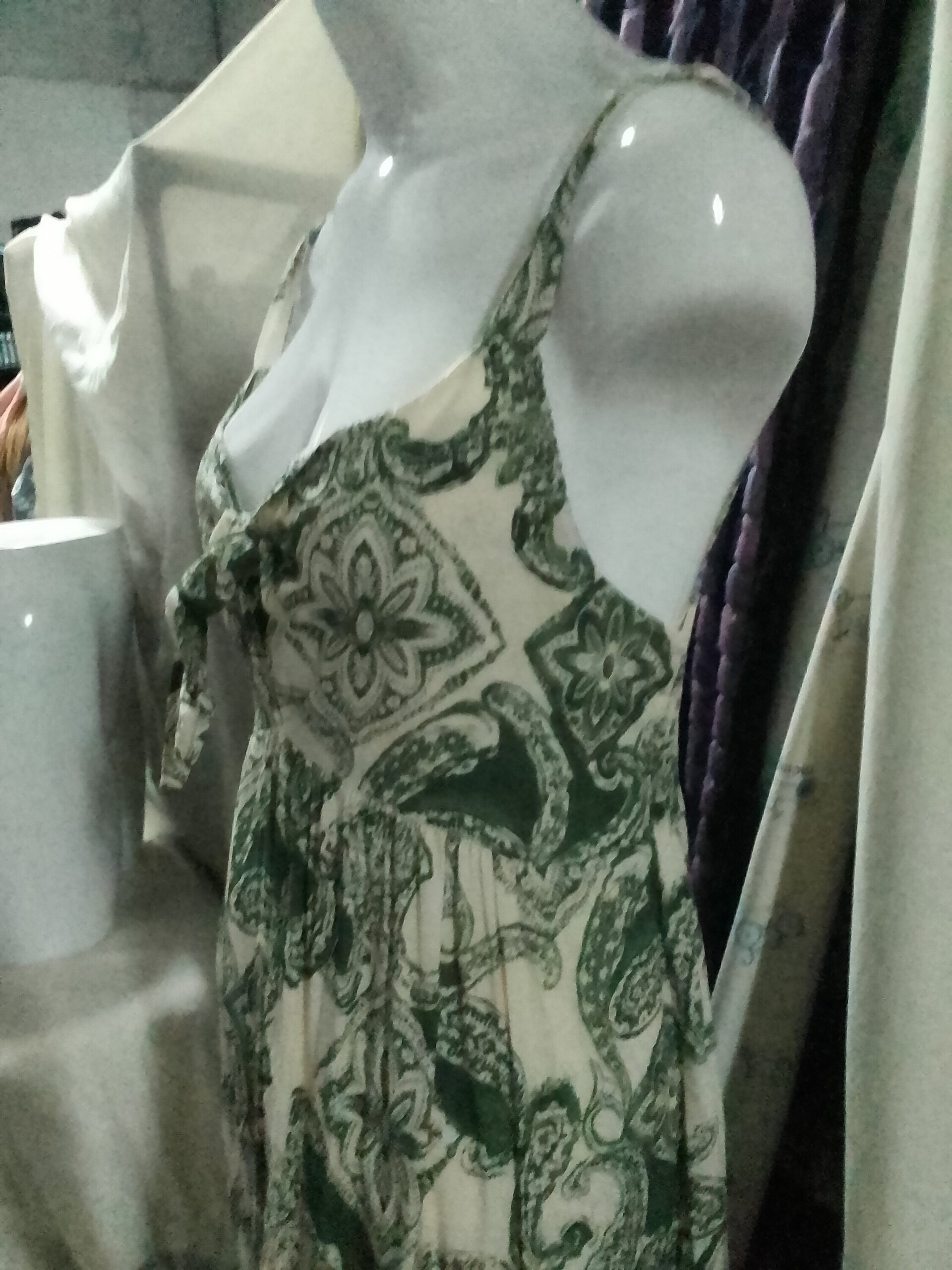 Vestido bohemio con tirantes y lazo al pecho - 1