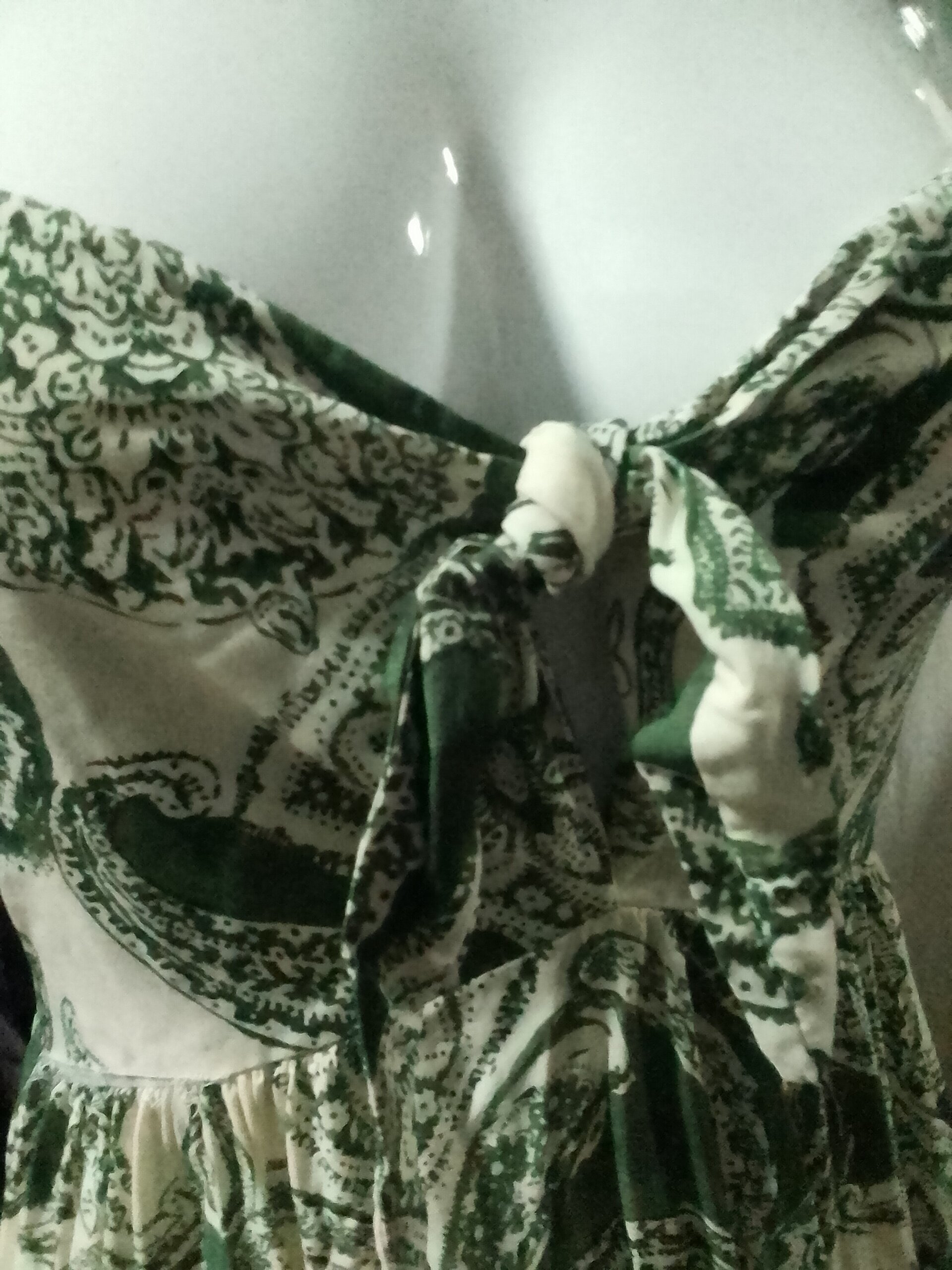 Vestido bohemio con tirantes y lazo al pecho - 2