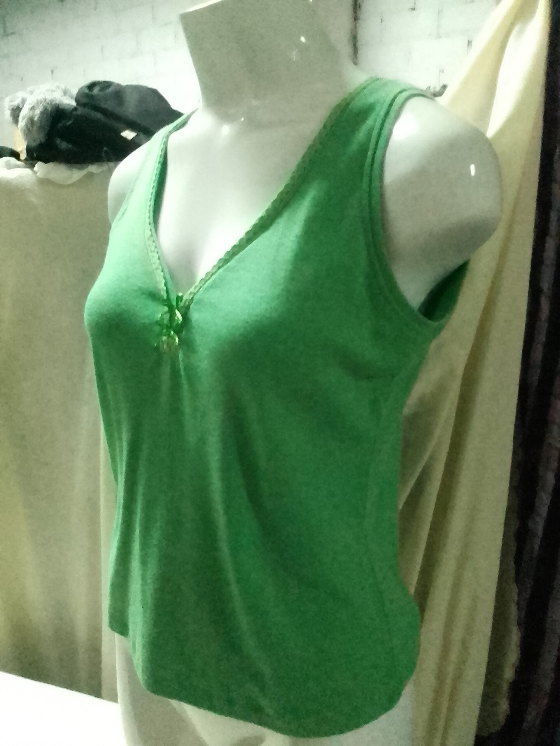 Blusa sin mangas con lazos al pecho - 1